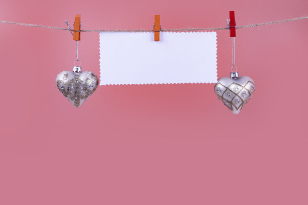 圣诞球，爱心和一张纸图片下载