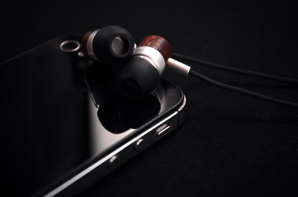 黑色背景的男人的配饰图片下载