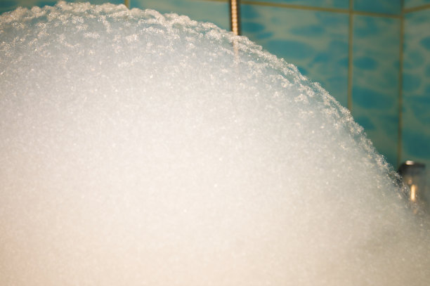 肥皂泡浴产生的肥皂泡形成了滑梯。图片下载