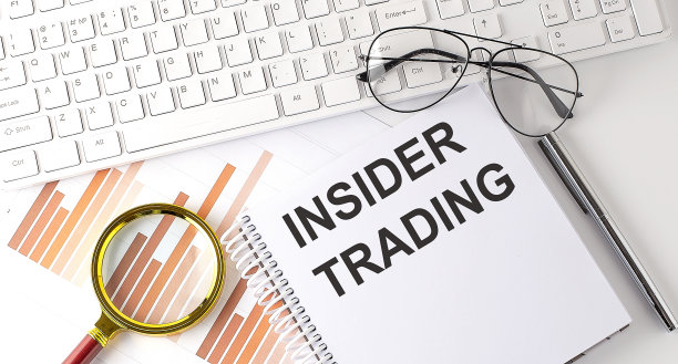 内幕交易文本写在笔记本上的键盘，图表，和眼镜图片下载