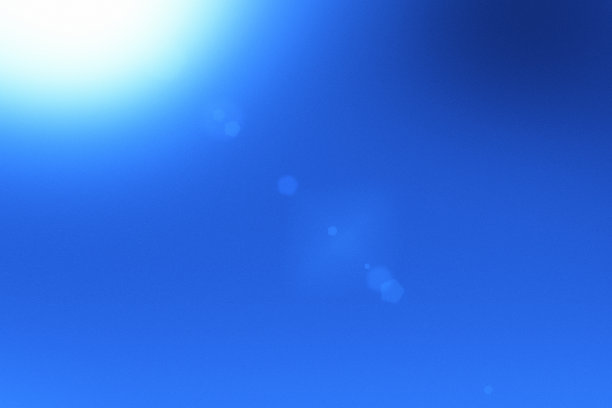 深蓝的夏日天空，太阳和透镜耀斑图片下载