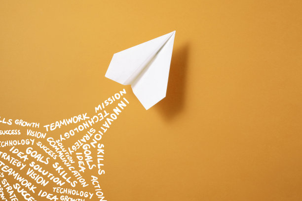 纸飞机在橙色背景图片下载