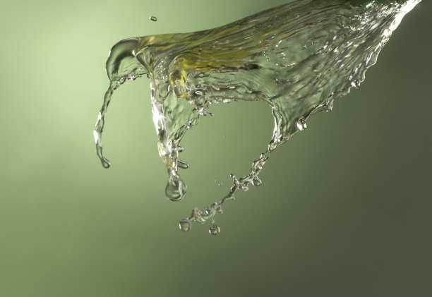 彩色图像的白色葡萄酒飞溅孤立的绿色背景图片下载