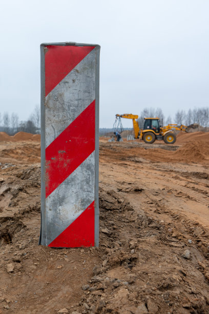 照片的建筑工人标志在背景建筑机械图片下载