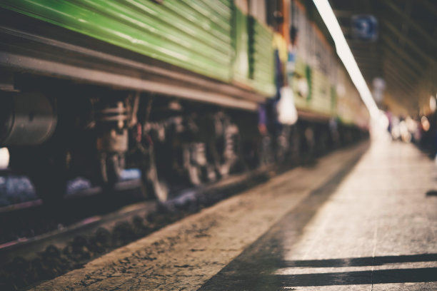 火车站的模糊照片。图片下载