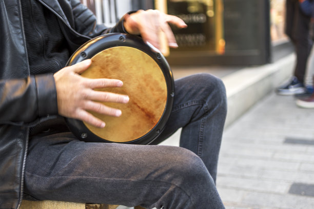 街头音乐家表演图片下载