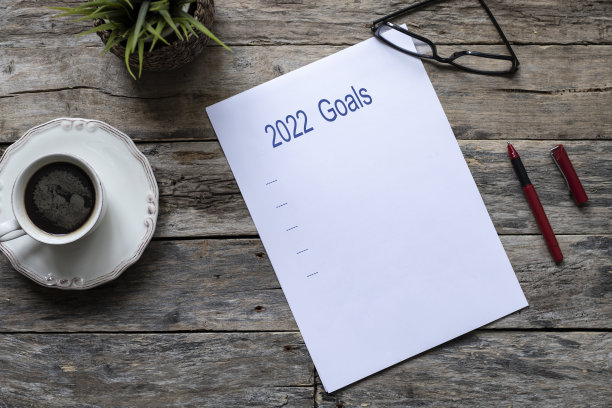 木头桌子上的2022年目标清单图片下载