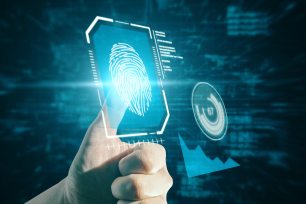 近距离的手指向创意发光蓝色指纹扫描仪界面在黑暗的背景。技术、信息和识别概念。双重曝光。图片下载