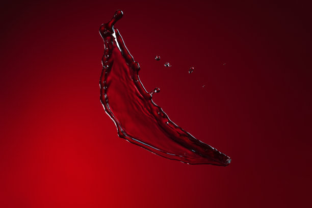 彩色图像的葡萄酒飞溅孤立在深红色的背景图片下载