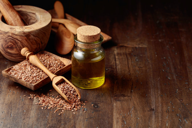 亚麻籽和亚麻籽油放在一张旧木桌上。图片下载