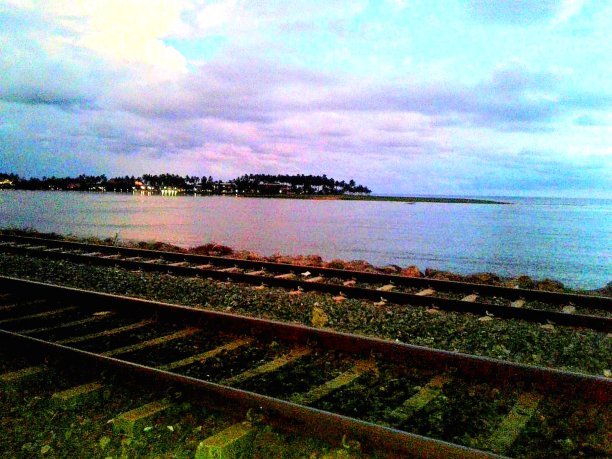 河边的铁路图片下载