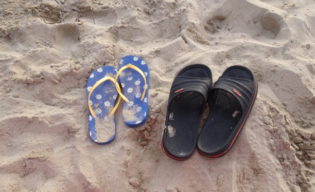 沙滩上的拖鞋图片下载