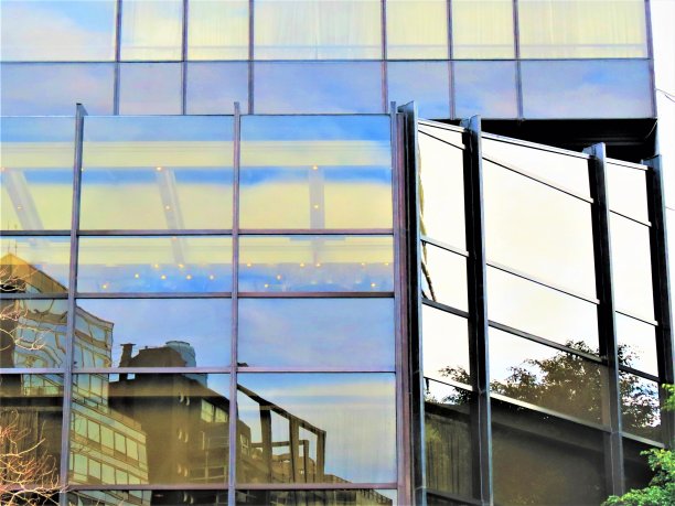 马德罗港的建筑在窗户上反射的景色。图片下载