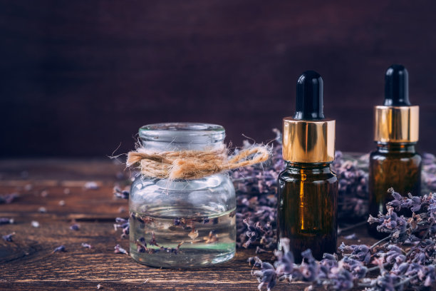 装有薰衣草精油的透明玻璃罐。图片下载