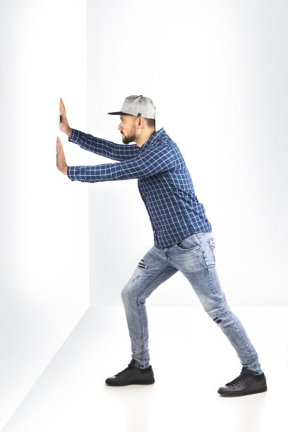 年轻人推着墙图片下载