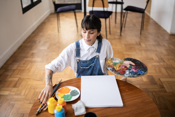 年轻女子在家画画图片下载