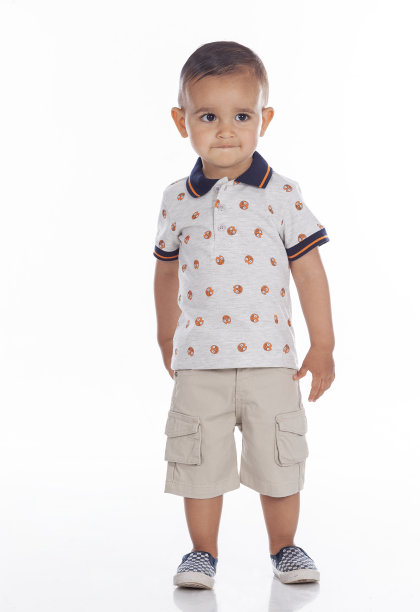 男孩看着相机在一个可爱的肖像在工作室图片下载