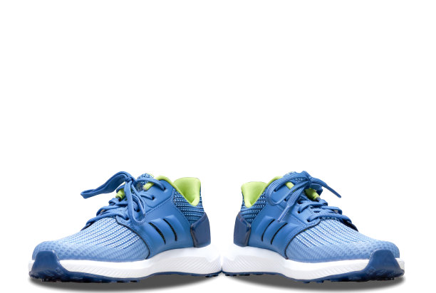 蓝色运动鞋在白色孤立的背景图片下载