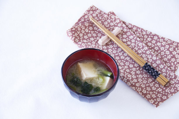 白色背景下碗中食物的特写镜头图片下载