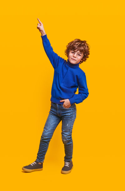 自信时髦的男孩向上指着图片下载