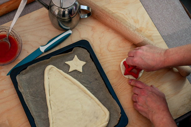 为圣诞节准备披萨图片下载