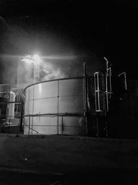 西班牙马德里，2019年6月14日:黑白图片，一座现代化工厂的铝制储罐图片下载