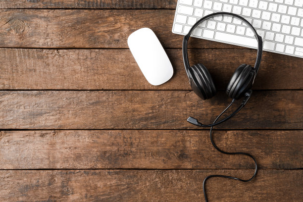 呼叫中心桌面，耳机和电脑。俯视图图片下载