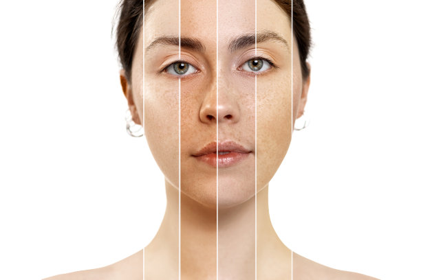 一个深色皮肤的女人的特写肖像，她的脸有不同的肤色。被隔离在白色背景下。选择粉底化妆品的概念图片下载