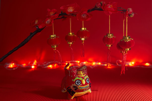 传统的中国布娃娃老虎。2022年老虎。图片下载