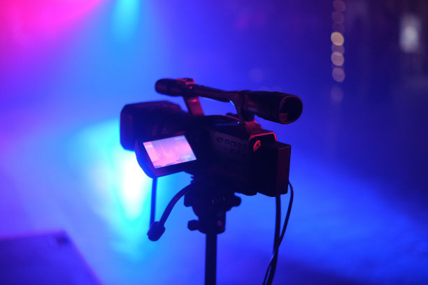 电视摄像机的剪影，现场音乐会，闪亮的舞台蓝光图片下载