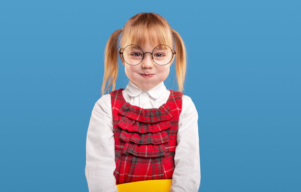 脸颊浮肿的可爱女学生图片下载