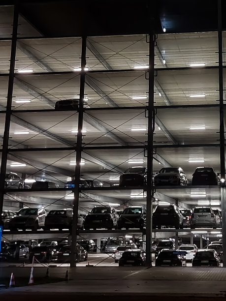 夜间照明的停车场图片下载