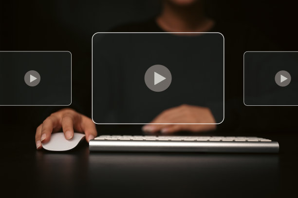 一名女子用无线鼠标和键盘通过虚拟屏幕在互联网上观看视频。图片下载