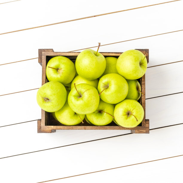 新鲜苹果装在木箱里。近距离图片下载