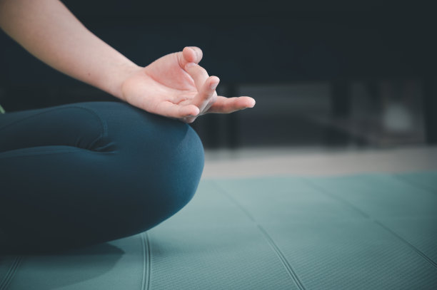 亚洲女性在禁闭期间在家练习瑜伽放松图片下载