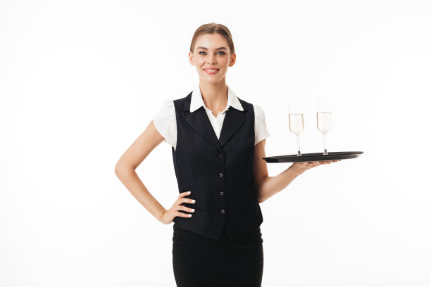 年轻漂亮的女服务员，穿着制服，拿着托盘和眼镜，在白色的背景上梦幻地看着相机图片下载