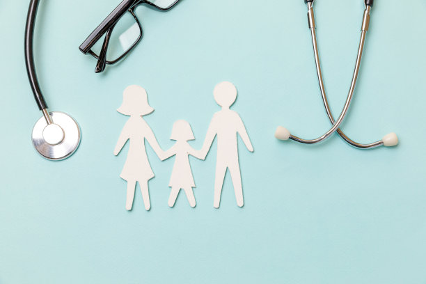家庭保健治疗医学理念。平铺家庭剪纸符号模型听诊器眼镜在蓝色的背景。健康体检生命保险理念，诊所医院为家长儿童旗帜图片下载