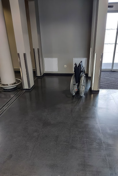 轮椅放在大楼的走廊里图片下载