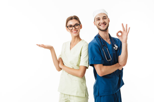 年轻的医生微笑着，脖子上戴着声内窥镜，快乐地展示着ok的姿势，漂亮的护士戴着眼镜，穿着制服，在白色背景下快乐地看着镜头图片下载