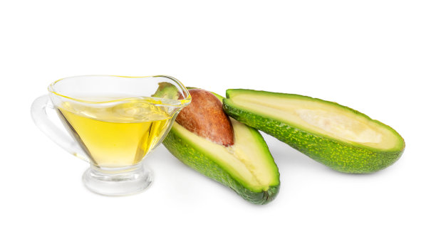 两半牛油果和白色涂油的小玻璃碗。图片下载