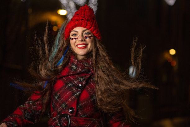 迷人的女士走在新年前夕的城市图片下载