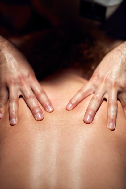 女人在按摩、捏脊台上，治疗身体和皮肤紧张。图片下载