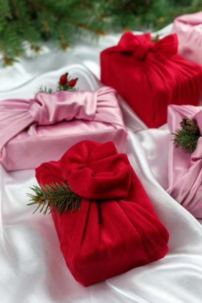 圣诞环保礼物包装在传统的日本漫志风格。环境present包装概念。呈现绿色冷杉，松果，肉桂和玫瑰果。图片下载