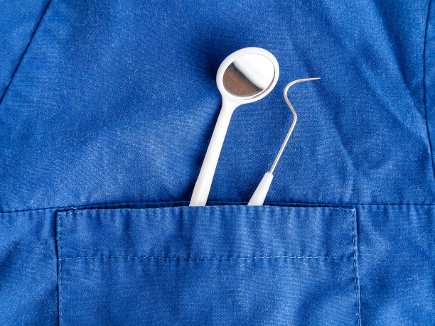 牙科探头和镜子在一个牙医的胸袋，牙科保健的概念，治疗，牙科图片下载