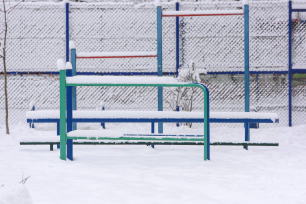 冬季公园里空无一人的运动操场上有金属酒吧，供儿童和成人使用。健康的好处图片下载