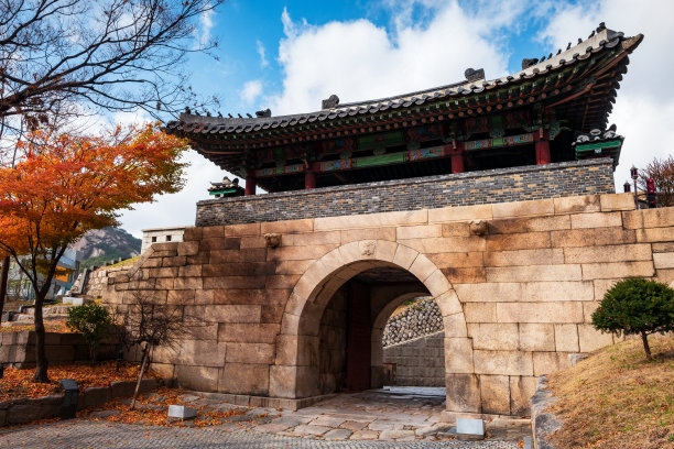 昌义门(changimun Gate)背面的秋景。昌义门是位于韩国首尔要塞的首尔八门之一。图片下载