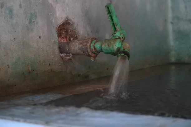 重载的水。浴缸里的水溢出来了。满不再适合。图片下载