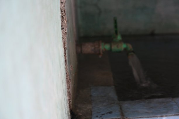 重载的水。浴缸里的水溢出来了。满不再适合。图片下载