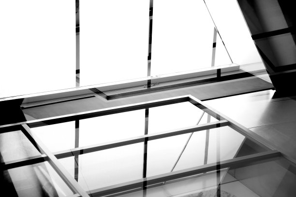 窗户抽象的现代建筑。带有结构玻璃的办公楼碎片的黑白特写照片。带有反射的建筑背景。图片下载