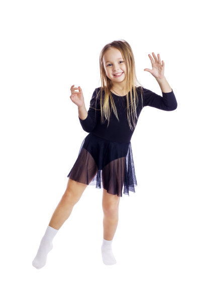 快乐的小女孩在白色的背景上跳舞。图片下载